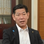 就任1年に合わせてインタビューに応じる田村克也市長=三田市役所(撮影・黒田耕司)