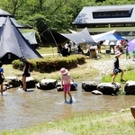 川遊びなどを楽しむ子どもら=三田市小柿(提供)