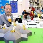 米寿にして世界を飛び回る新宮晋さん。手前の模型は台湾で計画されている子どものための施設=三田市藍本