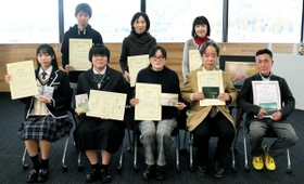 グランプリに選ばれた内海織美さん(前列左から2人目)と河嶋浩美さん(同3人目)ら=たつの市役所 グランプリに選ばれた内海織美さん(前列左から2人目)と河嶋浩美さん(同3人目)ら=たつの市役所