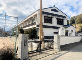 前身校を含め約150年の歴史に幕を下ろす室津小学校=たつの市御津町室津
