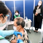 兵庫県たつの市はこのほど、新型コロナウイルスワクチンの集団接種を想定した模擬訓練を実施した。実際に会場の一つとなる市はつらつセンター(龍野町富永)にボランティア80人を集め、想定の1時間で接種できるかを検証した。