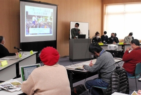 千種川の水温調査について報告があった意見交換会=さよう文化情報センター 千種川の水温調査について報告があった意見交換会=さよう文化情報センター