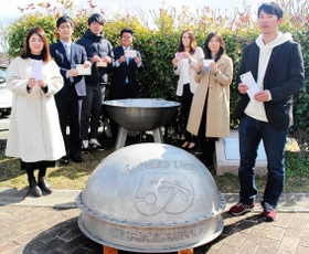 20年を経てタイムカプセルを開き、手紙を受け取った参加者ら=赤とんぼ文化ホール 20年を経てタイムカプセルを開き、手紙を受け取った参加者ら=赤とんぼ文化ホール