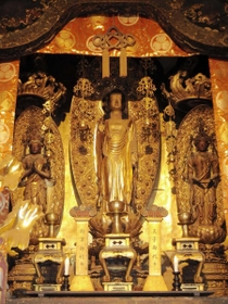 胎内仏が見つかった阿弥陀如来像=浄運寺 胎内仏が見つかった阿弥陀如来像=浄運寺