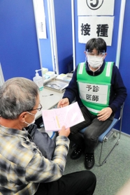 ワクチン接種の模擬訓練で問診する医師=2月25日、たつの市内 ワクチン接種の模擬訓練で問診する医師=2月25日、たつの市内