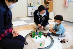 病児や病後児の保育施設で保育士と遊ぶ子ども=神河町粟賀町 病児や病後児の保育施設で保育士と遊ぶ子ども=神河町粟賀町
