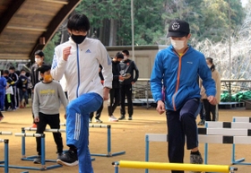 ゆかりの陸上選手らが指導に当たった子ども向けの教室=リフレッシュパーク市川 ゆかりの陸上選手らが指導に当たった子ども向けの教室=リフレッシュパーク市川
