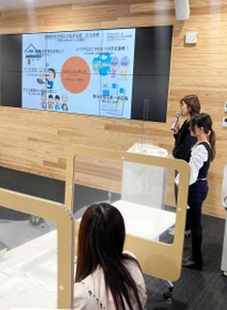 マイクを手に政策を提言する塚原舞さんら神戸親和女子大生=たつの市役所 マイクを手に政策を提言する塚原舞さんら神戸親和女子大生=たつの市役所