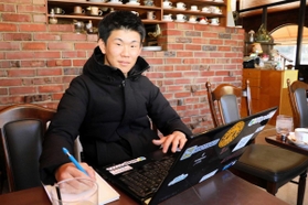 オンライン塾「佐用塾」を立ち上げた山根崇純さん=佐用町内 オンライン塾「佐用塾」を立ち上げた山根崇純さん=佐用町内