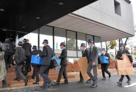 赤穂市役所の捜索に入る県警の捜査員=1月24日、赤穂市加里屋 赤穂市役所の捜索に入る県警の捜査員=1月24日、赤穂市加里屋