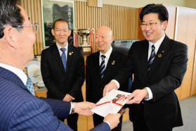 1千万円を寄付し、福元晶三市長(左)に目録を渡す搬送機器メーカー伊東電機の社長ら=宍粟市山崎町中広瀬、宍粟市役所 1千万円を寄付し、福元晶三市長(左)に目録を渡す搬送機器メーカー伊東電機の社長ら=宍粟市山崎町中広瀬、宍粟市役所