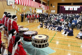 室津小の閉校記念式典で「室乃津太鼓」を披露する児童ら=たつの市御津町室津 室津小の閉校記念式典で「室乃津太鼓」を披露する児童ら=たつの市御津町室津