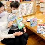兵庫県太子町立図書館(同町鵤)が、不要となる絵本のカバーを再利用した紙バッグ作りに取り組んでいる。元の装丁を生かしたかわいらしいエコバッグが簡単にできると好評で、週末の教室には、親子らが楽しんで参加している。