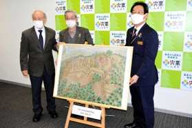 篠ノ丸城の想像復元図の複製を宍粟市に寄贈した木内内則さん(左)=宍粟市役所 篠ノ丸城の想像復元図の複製を宍粟市に寄贈した木内内則さん(左)=宍粟市役所