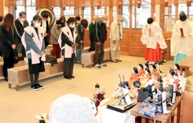 約1万体の人形が集まった供養祭=赤穂大石神社 約1万体の人形が集まった供養祭=赤穂大石神社