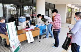 1人暮らしの学生向けに開かれた食料品配布会=赤穂市中広 1人暮らしの学生向けに開かれた食料品配布会=赤穂市中広