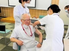 ワクチンを腕に注射される西川梅雄医師(IHI播磨病院提供) ワクチンを腕に注射される西川梅雄医師(IHI播磨病院提供)