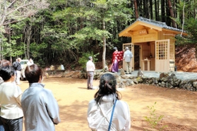 新調された妙見社の本殿で営まれた神事=佐用町下三河 新調された妙見社の本殿で営まれた神事=佐用町下三河