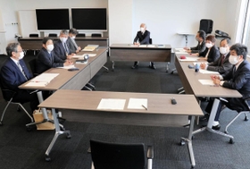 委員らが辞意を表明した教育委員会の会議=太子町役場 委員らが辞意を表明した教育委員会の会議=太子町役場
