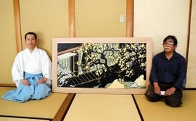 絵馬の版木を作った画家舟丘恵凡さん(右)が修復し、福田命権禰宜が受け取った=相生若狭野天満神社 絵馬の版木を作った画家舟丘恵凡さん(右)が修復し、福田命権禰宜が受け取った=相生若狭野天満神社