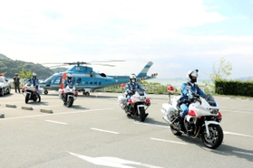 国道250号での交通取り締まりに出発する白バイ隊=たつの市御津町室津、道の駅みつ 国道250号での交通取り締まりに出発する白バイ隊=たつの市御津町室津、道の駅みつ