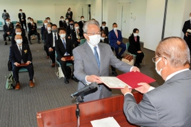 当選証書を受け取る新宍粟市議ら=宍粟市役所 当選証書を受け取る新宍粟市議ら=宍粟市役所