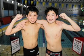 全国JOCジュニアオリンピックカップ春季水泳競技大会の通信大会に出場した伊藤桜也さん(左)と小林巧武君=相生市双葉1、相生市立温水プール 全国JOCジュニアオリンピックカップ春季水泳競技大会の通信大会に出場した伊藤桜也さん(左)と小林巧武君=相生市双葉1、相生市立温水プール