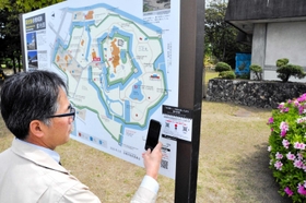 QRコードが張られた赤穂城跡の案内看板=赤穂市上仮屋 QRコードが張られた赤穂城跡の案内看板=赤穂市上仮屋