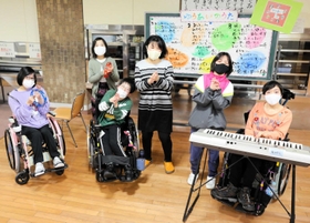 コロナ禍の寄宿舎生活をテーマにした歌を披露した播磨特別支援学校の生徒ら=たつの市揖西町中垣内 コロナ禍の寄宿舎生活をテーマにした歌を披露した播磨特別支援学校の生徒ら=たつの市揖西町中垣内