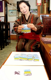 各家庭でのヒマワリ栽培を呼び掛ける山本千代子部長=佐用町佐用 各家庭でのヒマワリ栽培を呼び掛ける山本千代子部長=佐用町佐用