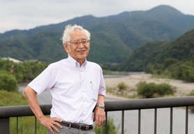 ふるさとで青春時代を振り返る前田浩さん。気さくな人柄で親しまれた=2020年9月、宍粟市山崎町 ふるさとで青春時代を振り返る前田浩さん。気さくな人柄で親しまれた=2020年9月、宍粟市山崎町
