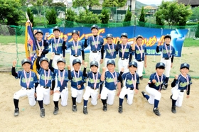 初優勝して喜ぶ坂越野球スポーツ少年団=赤穂元禄スポーツセンター 初優勝して喜ぶ坂越野球スポーツ少年団=赤穂元禄スポーツセンター