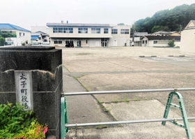太子町の旧役場跡地。幹線道路に面し、町の中心部にある=同町鵤 太子町の旧役場跡地。幹線道路に面し、町の中心部にある=同町鵤