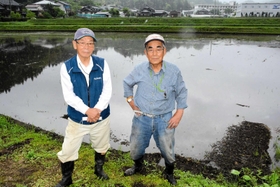 全国水土里ネット会長賞を受けた安賀地区圃場整備推進協議会の山根勝会長(右)ら=宍粟市波賀町安賀 全国水土里ネット会長賞を受けた安賀地区圃場整備推進協議会の山根勝会長(右)ら=宍粟市波賀町安賀