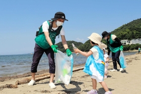 新舞子海岸沿いのごみを拾い歩くボランティア参加者=たつの市御津町黒崎 新舞子海岸沿いのごみを拾い歩くボランティア参加者=たつの市御津町黒崎