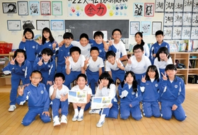 宍粟の良さをPRする冊子を作った一宮北小の6年生=宍粟市一宮町三方町 宍粟の良さをPRする冊子を作った一宮北小の6年生=宍粟市一宮町三方町