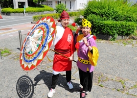 傘踊りを伝えたいと願う福本久子さん(右)と宮本美起さん=赤穂市 傘踊りを伝えたいと願う福本久子さん(右)と宮本美起さん=赤穂市