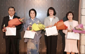 授賞式に参加した(左から)横山学さん、安良田純子さん、橋本幸子さん、苅尾邦子さん=姫路市青山、ホテルサンシャイン青山 授賞式に参加した(左から)横山学さん、安良田純子さん、橋本幸子さん、苅尾邦子さん=姫路市青山、ホテルサンシャイン青山