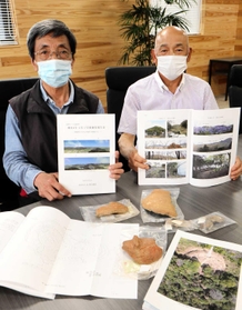 朝臣山古墳群の測量報告書を完成させた「みはらし会」の塚本敏昭さん(右)と萬代和明さん=たつの市役所 朝臣山古墳群の測量報告書を完成させた「みはらし会」の塚本敏昭さん(右)と萬代和明さん=たつの市役所