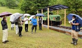 ディーゼル機関車を走らせる候補地を視察する住民団体のメンバーら=フォレストステーション波賀 ディーゼル機関車を走らせる候補地を視察する住民団体のメンバーら=フォレストステーション波賀