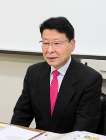 立候補を表明する会見を開いた栗原一氏=たつの市龍野町富永、市青少年館 立候補を表明する会見を開いた栗原一氏=たつの市龍野町富永、市青少年館