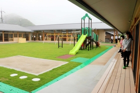園舎に囲まれた芝生の園庭=上郡町井上 園舎に囲まれた芝生の園庭=上郡町井上