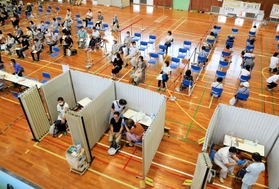 市川町スポーツセンターで進む集団接種=市川町北田中 市川町スポーツセンターで進む集団接種=市川町北田中