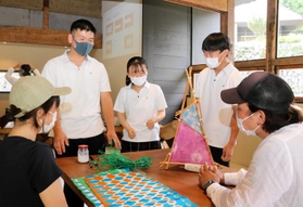 特産の皆田和紙を使ったワークショップを企画し、リハーサルに取り組む佐用高の生徒ら=佐用町若州 特産の皆田和紙を使ったワークショップを企画し、リハーサルに取り組む佐用高の生徒ら=佐用町若州