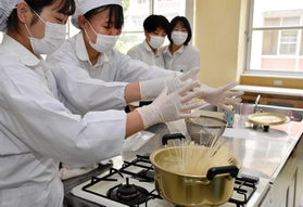揖保乃糸を調理する生徒たち。食べ比べて品質の良さを確認した=山崎高校 揖保乃糸を調理する生徒たち。食べ比べて品質の良さを確認した=山崎高校