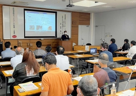 農福連携の魅力を解説する豊田正博・県立大大学院教授=上郡町光都2 農福連携の魅力を解説する豊田正博・県立大大学院教授=上郡町光都2