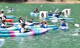 きらめく湖上をカヌーで進む小学生たち=音水湖 きらめく湖上をカヌーで進む小学生たち=音水湖
