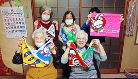 原色や大きなフォントが印象的。買い物袋を作った「龍野おばあちゃんず」(丸尾とし子さん提供) 原色や大きなフォントが印象的。買い物袋を作った「龍野おばあちゃんず」(丸尾とし子さん提供)
