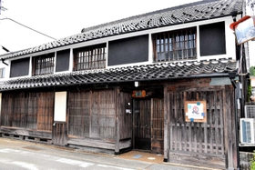 宍粟市内で初めて国の有形文化財に登録される商家「中門前屋主屋」=宍粟市山崎町山崎 宍粟市内で初めて国の有形文化財に登録される商家「中門前屋主屋」=宍粟市山崎町山崎